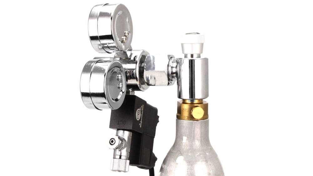 CO2-Regler am SodaStream-Adapter festziehen