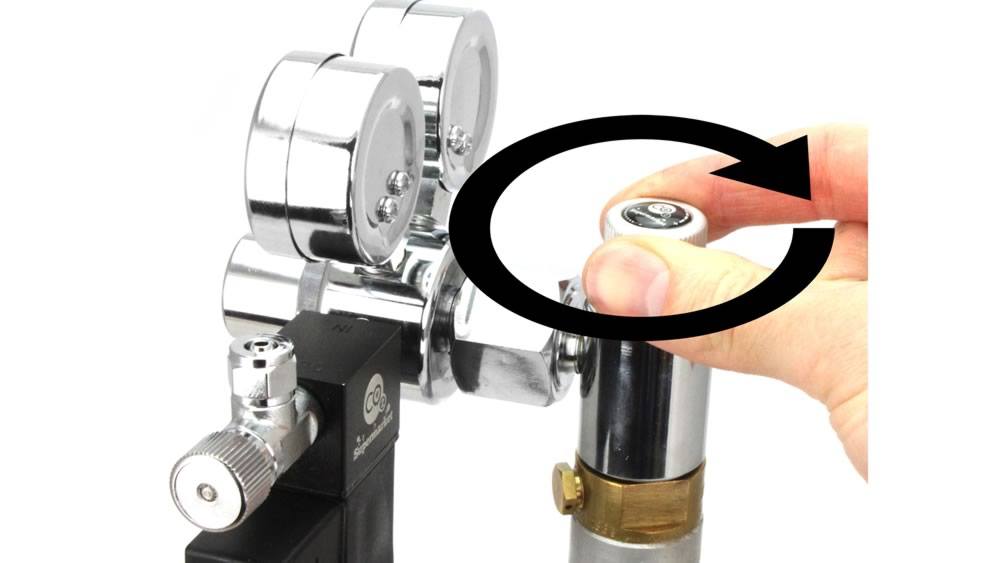 Drehen Sie den Durchflussregler des erweiterten SodaStream-Adapters im Uhrzeigersinn.