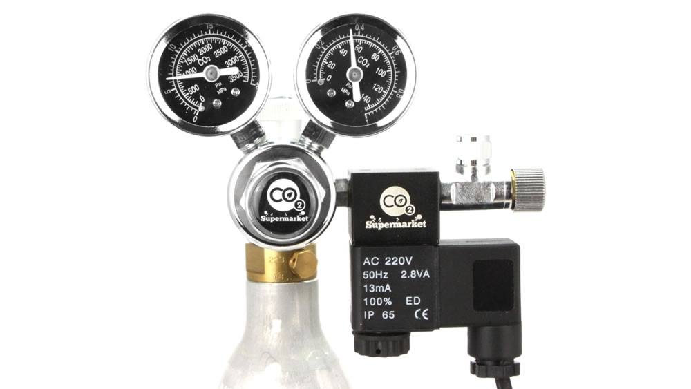CO2-Regler mit SodaStream-Zylinder über einen Adapter verbunden