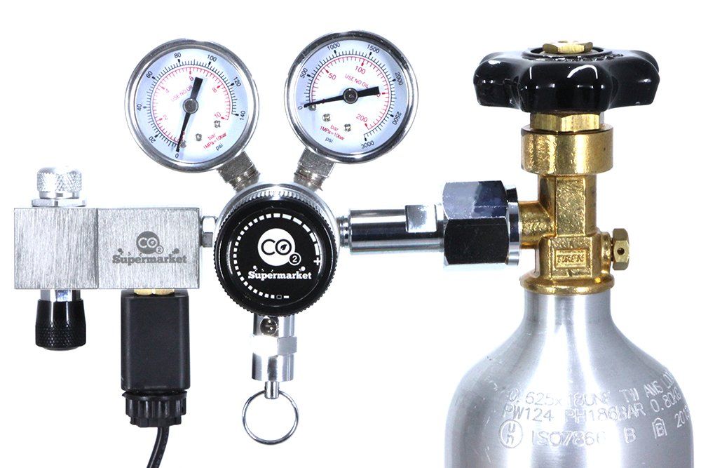 Ziehen Sie den zweistufigen Regler an die CO2-Flasche fest