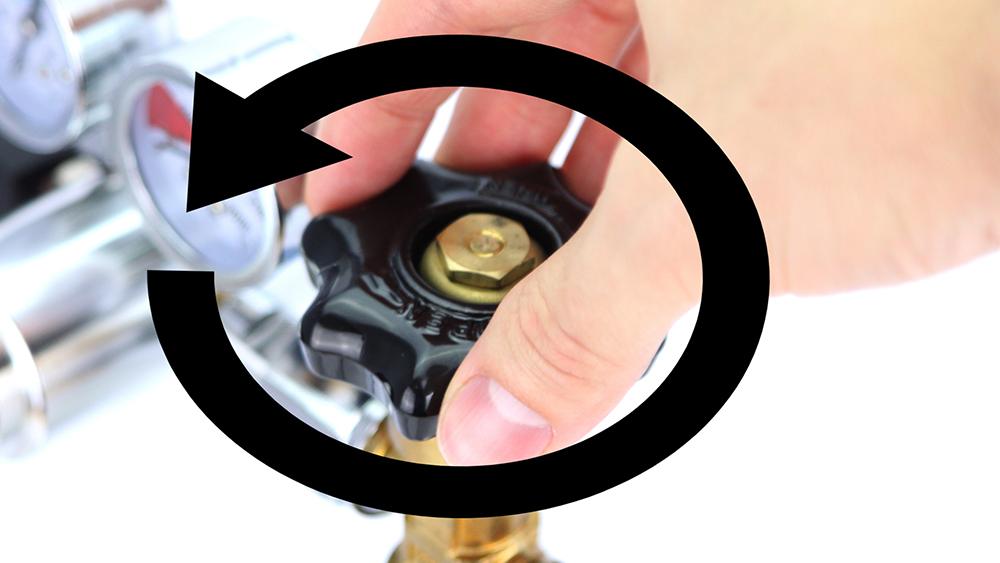 Öffnen Sie den Gasfluss von der CO2-Flasche