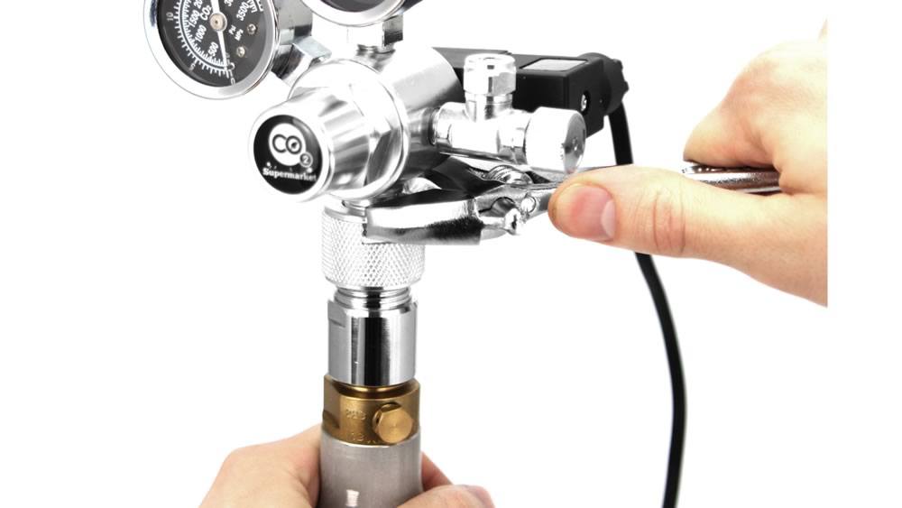 Den Regler am SodaStream-Zylinder festziehen