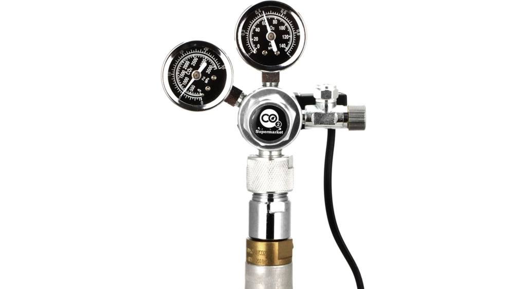Regler mit Adapter am SodaStream-Zylinder befestigt