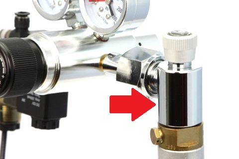 Foto eines SodaStream-Adapters im Einsatz.