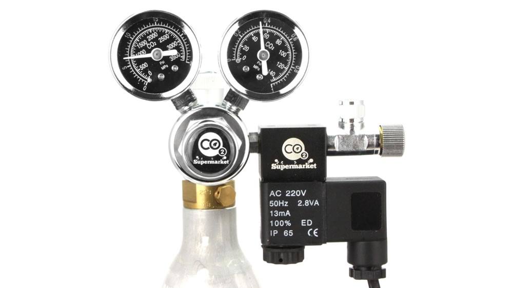 CO2-Regler mit einem Adapter am SodaStream-Zylinder befestigt