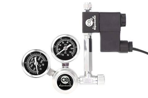 Foto mit 57mm Verlängerung zum Anschluss eines CO2-Reglers an ein Solenoid