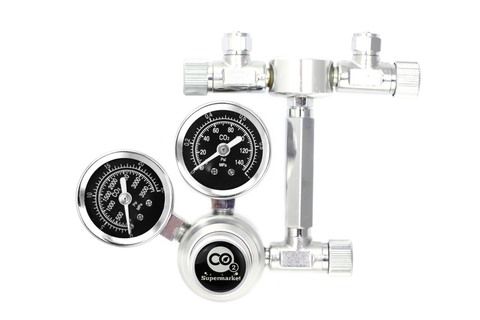 Foto mit 57mm Verlängerung zum Anschluss eines CO2-Reglers an einen Splitter