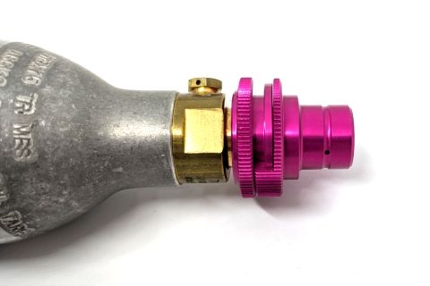 Bild des SodaStream Blue Screw-in auf Pink Quick-Connect Adapters