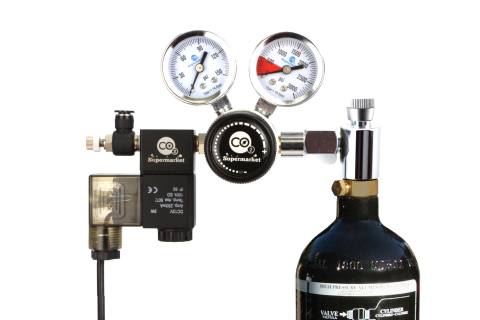 Erweiterter Adapter an Paintball Zylinder und Regler angeschlossen