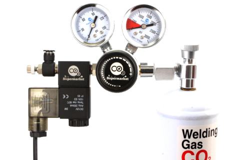 Fortschrittlicher Einwegadapter, der mit Zylinder und Regler verbunden ist.