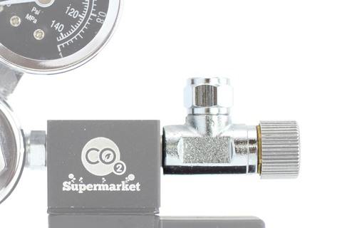 Foto des männlichen Nadelventils am Magnetregler befestigt