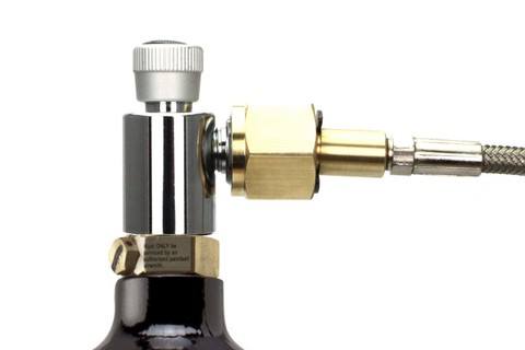 Nachfüllen von Paintball mit Verbindungsschlauch