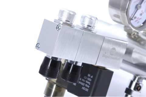 Foto zeigt zusätzlichen Verteiler, der an einen Ultimate-Pro CO2-Regler montiert ist.