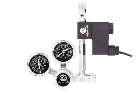 Foto der 57-mm-Verlängerung, die den Regler mit dem Nadelventil an das Magnetventil anschließt.