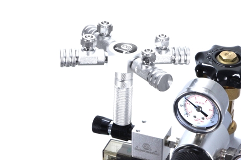 4-Wege-Verteiler an einen CO2-Regler angeschlossen