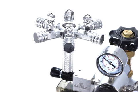 6-fach-Verteiler an einen CO2-Regler angeschlossen