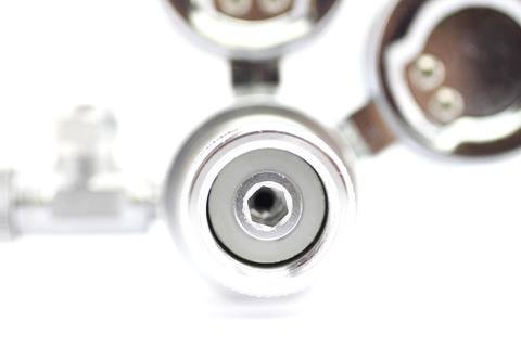 Foto einer Gummi-Polyurethan-Unterlegscheibe an einem CO2-Regler.